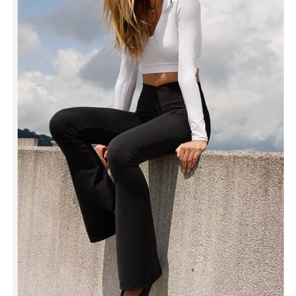 Offline by Aerie Real Me High Waisted Crossover Flare Legging Black sz S - Picture 1 of 7